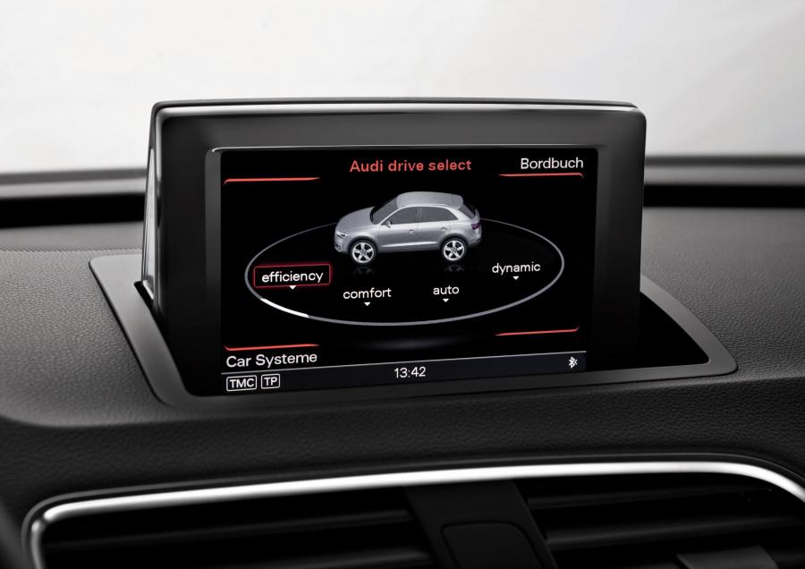 Детали интерьера Audi Q3 2.0 TDI Quattro (8U) 2011 года  (WW) (фото 4 из 65)